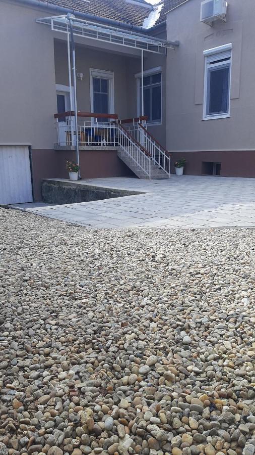 Glamour Apartman Дьюла Экстерьер фото